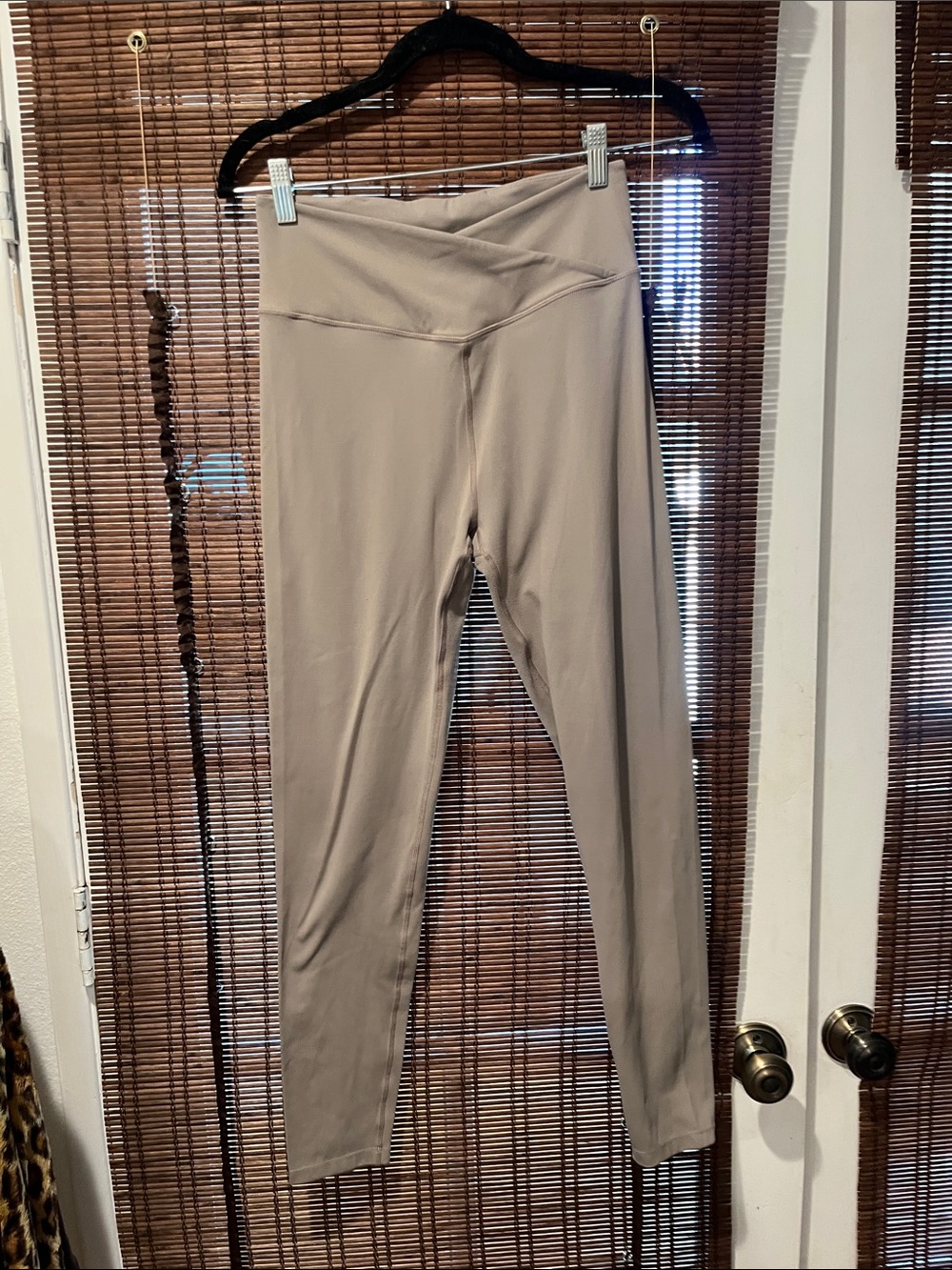 High-Rise V-Waist Leggings in Taupe